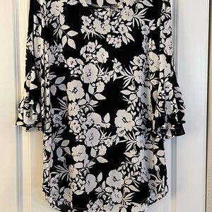 Tunic-Bk/WT  M. Bell sleeve double layer Ruffles. Shirt tail bottom. Shirt tail